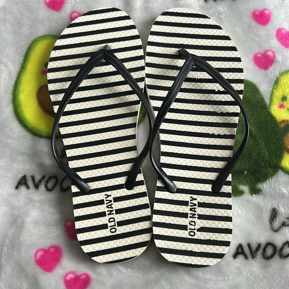 Old Navy flip flops 🩴 - Picture 4 of 4